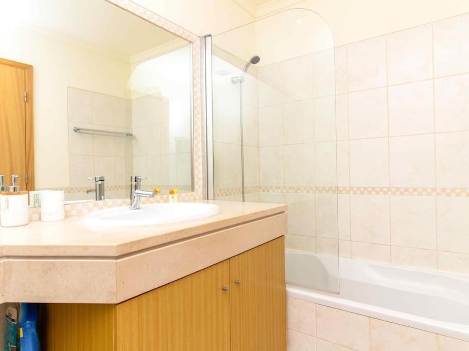 View Waves - Pool And Sea View & Tennis Court Appartement Albufeira